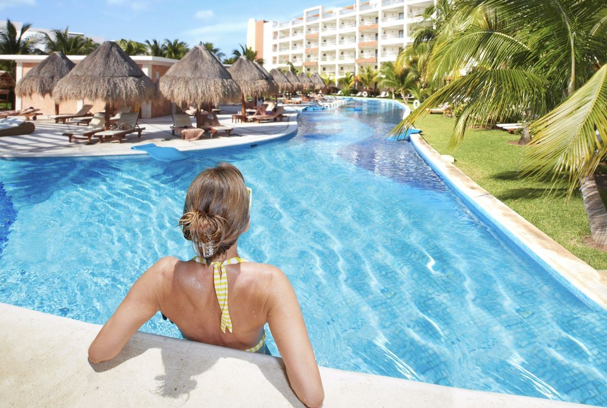 mujer en la piscina del resort