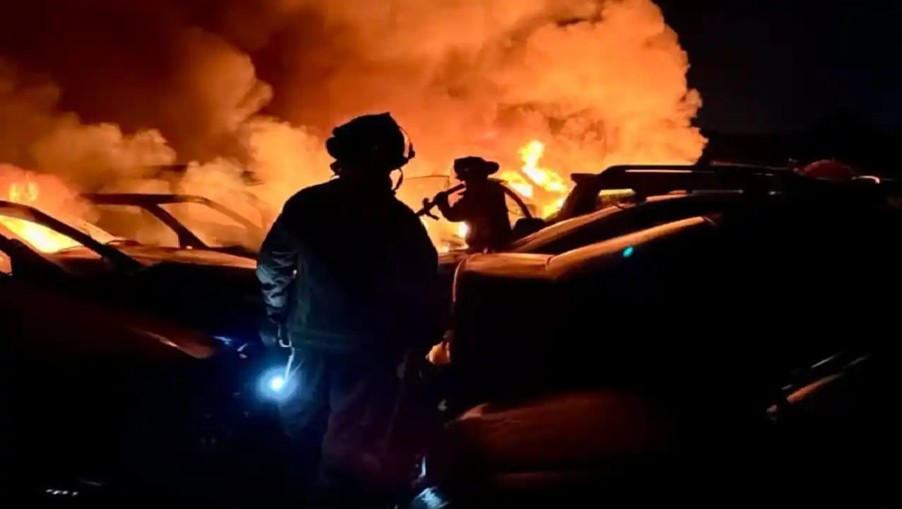 El ejército ayuda a los bomberos a sofocar el incendio del lote confiscado que destruyó 70 vehículos