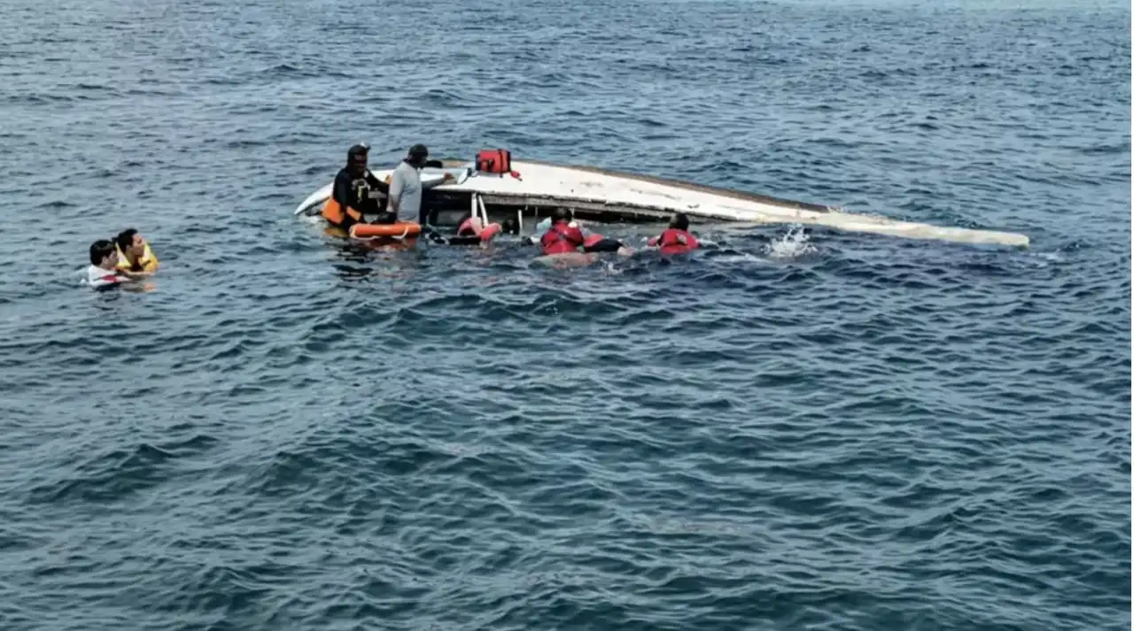 Sin explicación ni comentario sobre otro barco turístico que se hunde frente a la isla de Cozumel