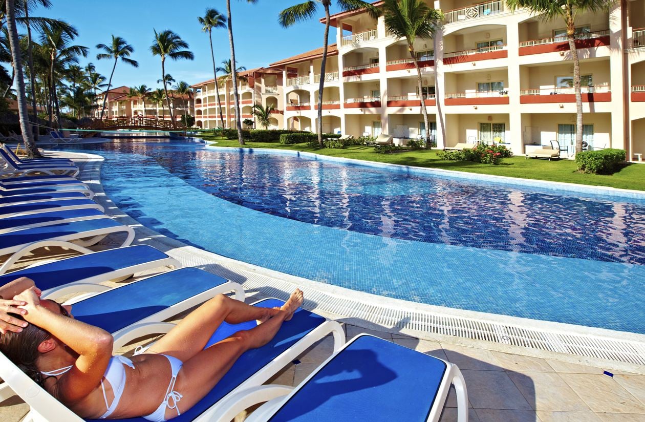Piscina ajardinada del resort en Cancún