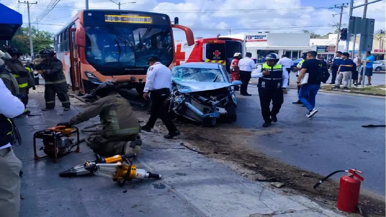 Conductor que intentaba saltarse el semáforo en rojo quedó atrapado en un accidente en la ciudad