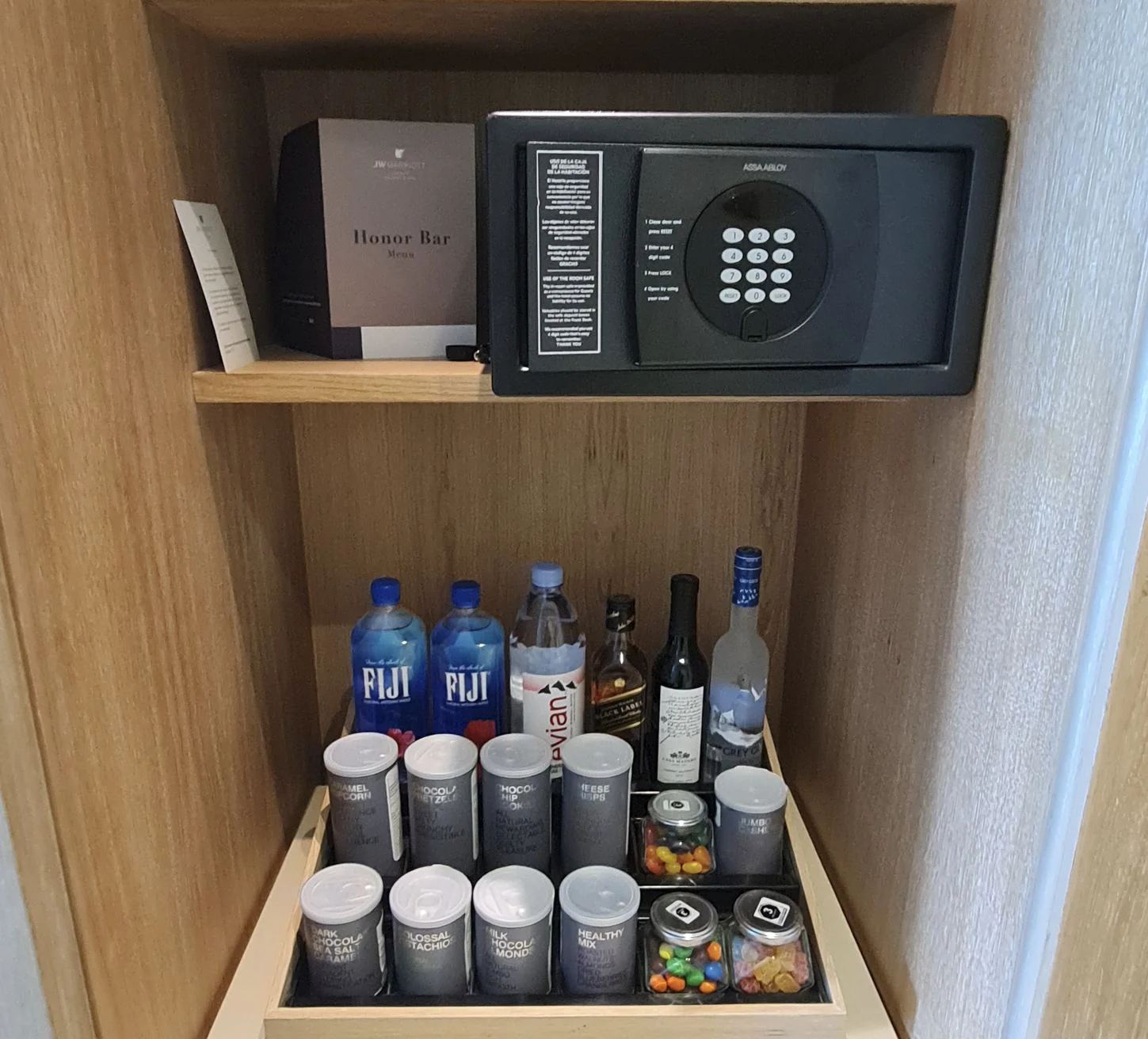 Artículos de caja fuerte y mini bar del resort en Cancún Resort. Imagen original de Trevor Kucheran