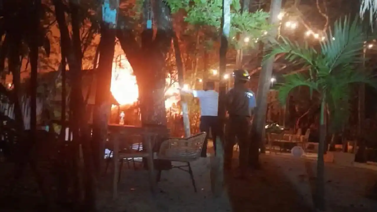 Incendio de madrugada devora varias palapas en la Zona Hotelera de Tulum