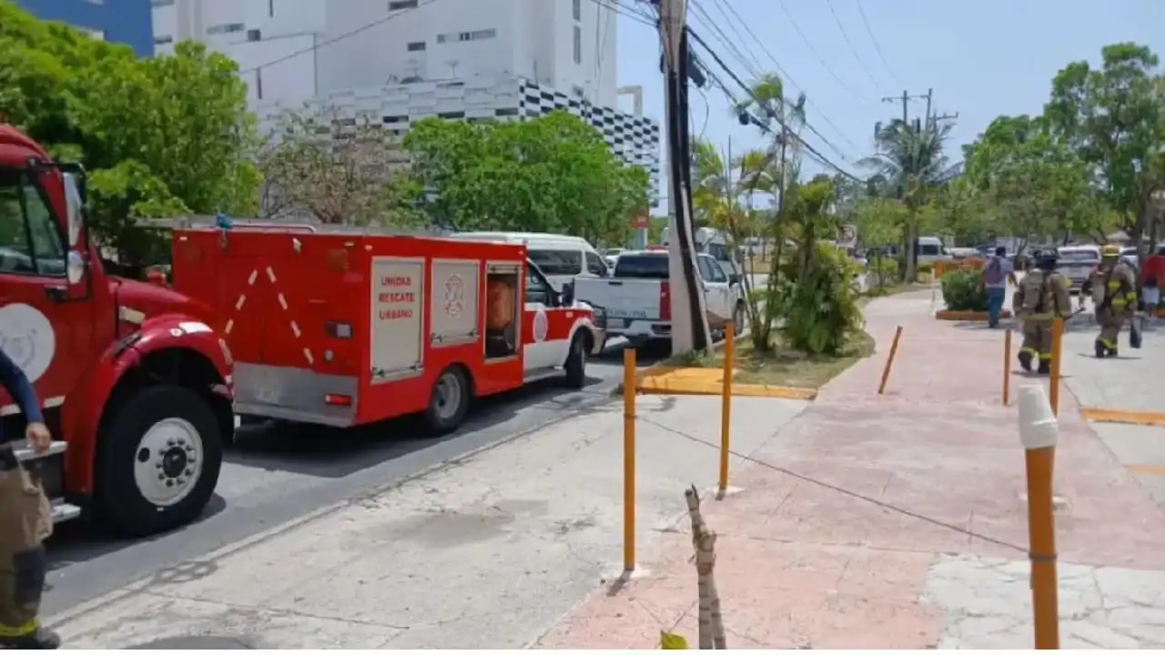 Más de 300 evacuados después de que incendio en centralita llenara de humo oficina del SAT en Cancún