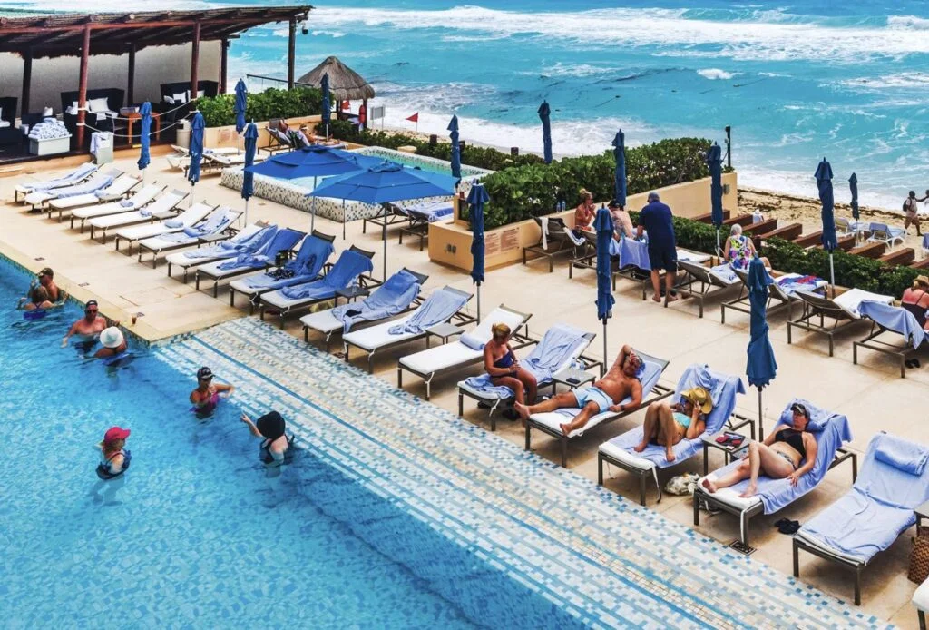 ¿Tiene que preocuparse por dejar cosas en su silla de piscina en Cancún? Esto es lo que dicen los viajeros veteranos