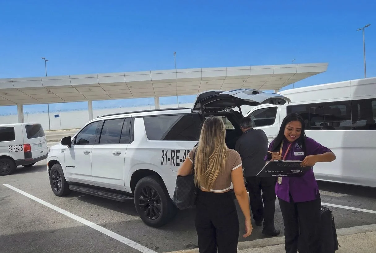   En el aeropuerto de Cancún en 2026 - Foto original de Trevor Kucheran