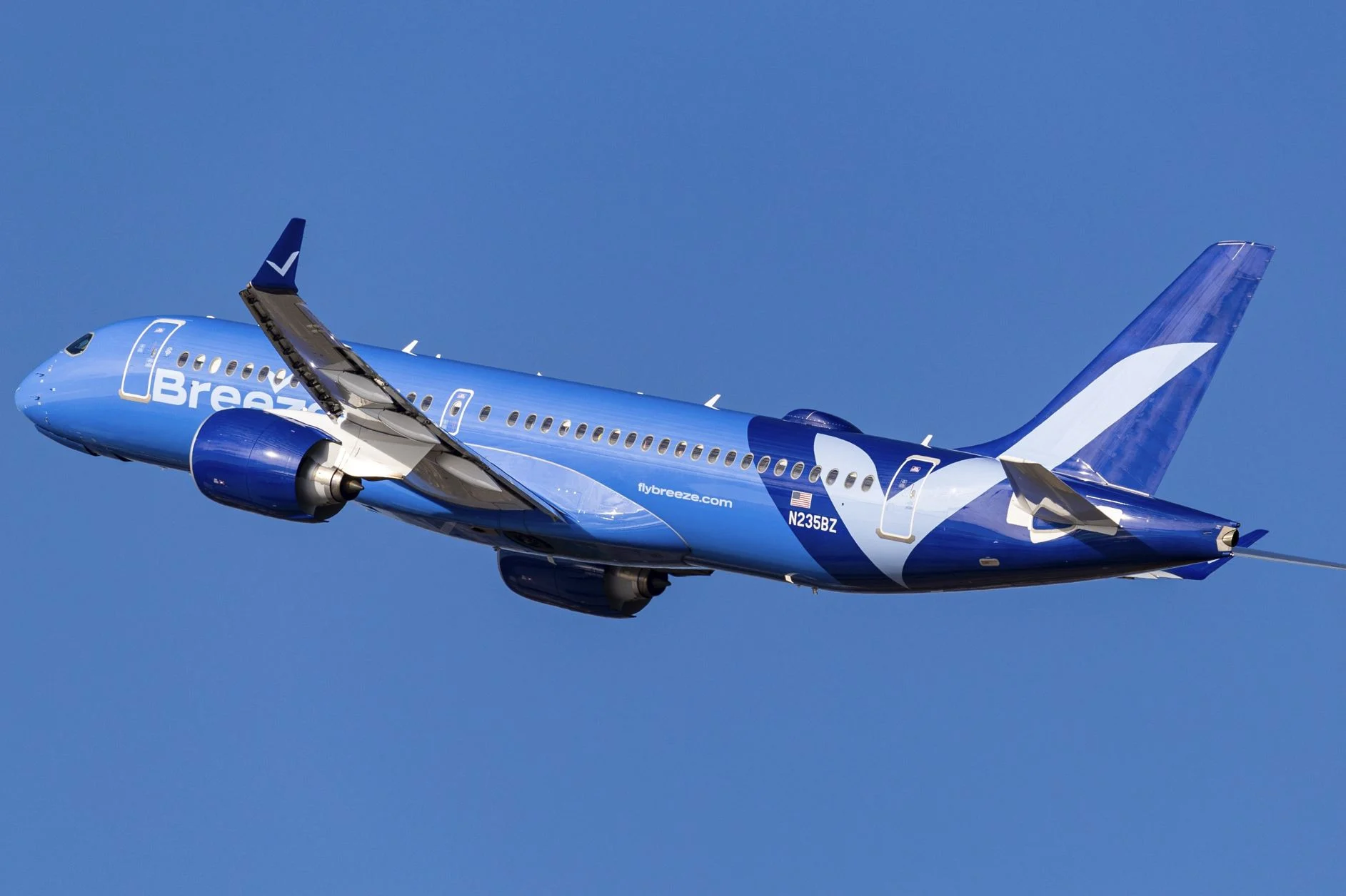 Avión de Breeze Airways en el aire