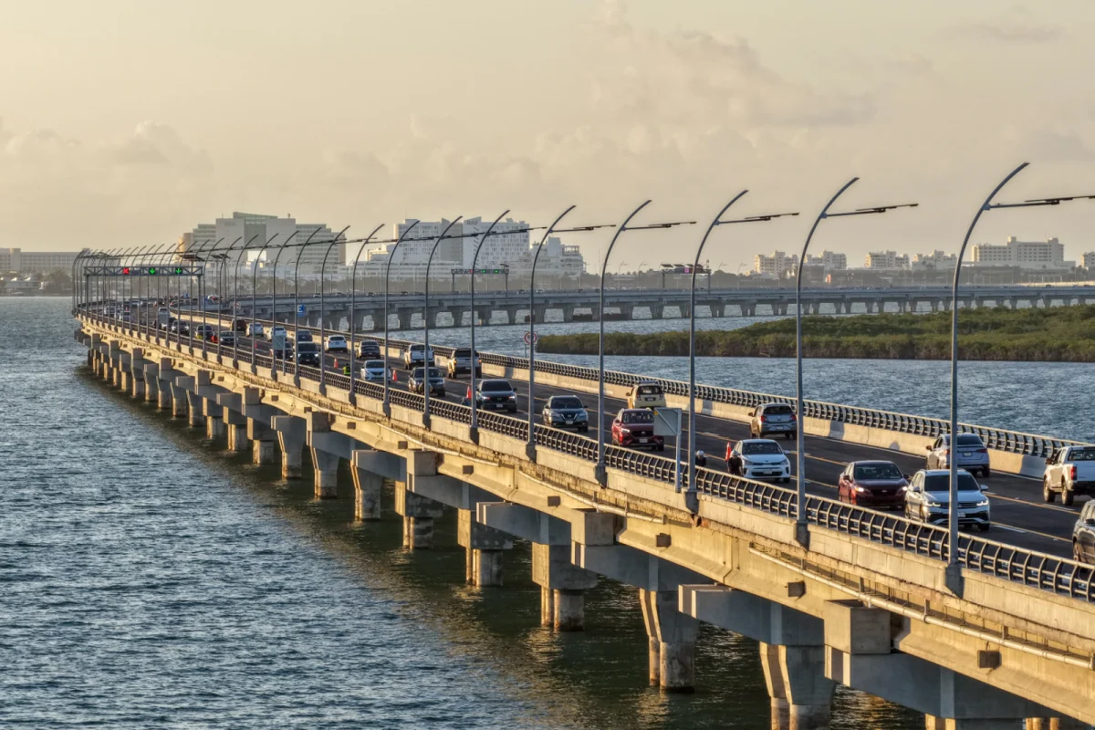 Vista panorámica del recién inaugurado Puente Nichupté con tránsito de vehículos. Este importante proyecto de infraestructura conecta Cancún continental con la Zona Hotelera sobre la Laguna Nichupté.