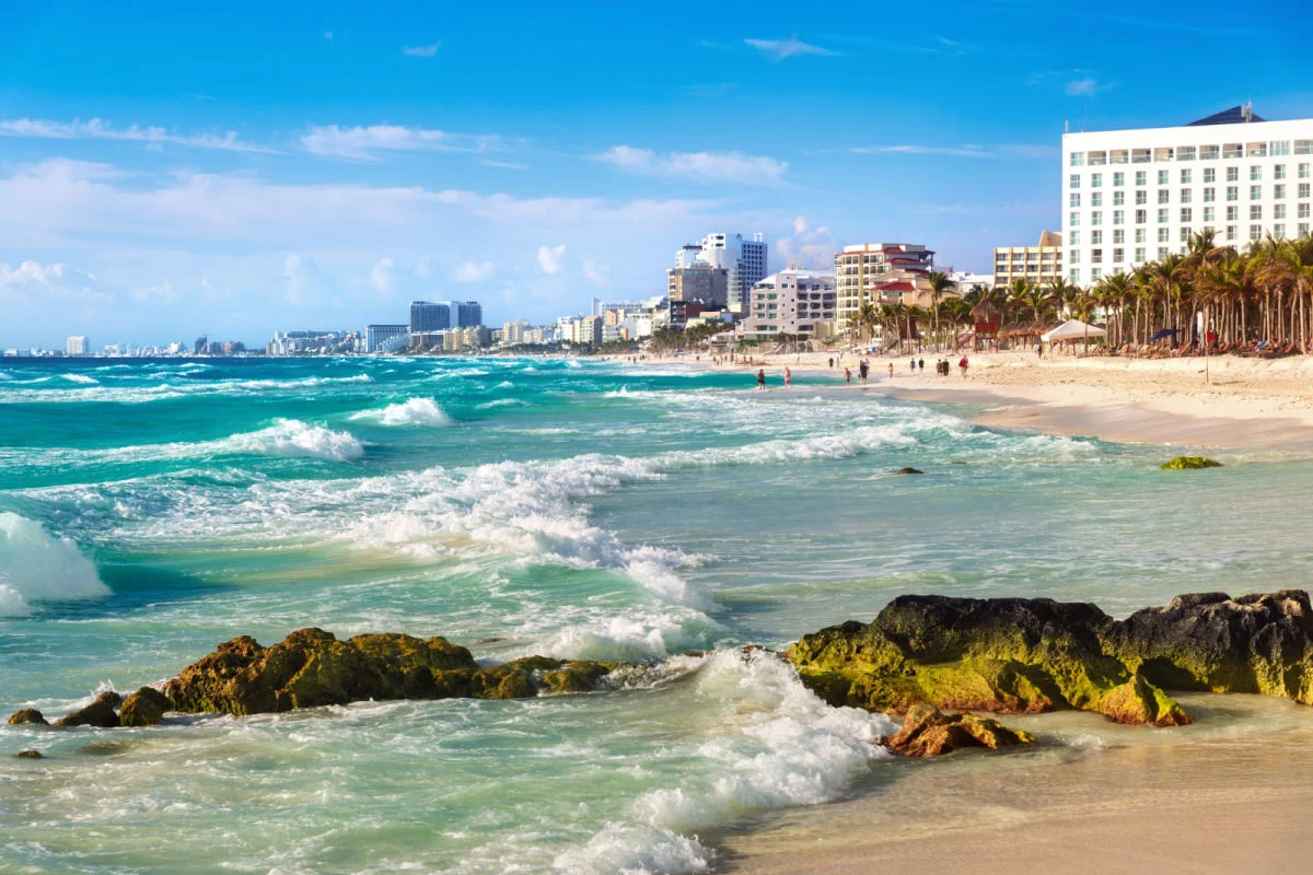 Playa de arena blanca en el azul del mar Caribe en el centro de la ciudad de Cancún, México