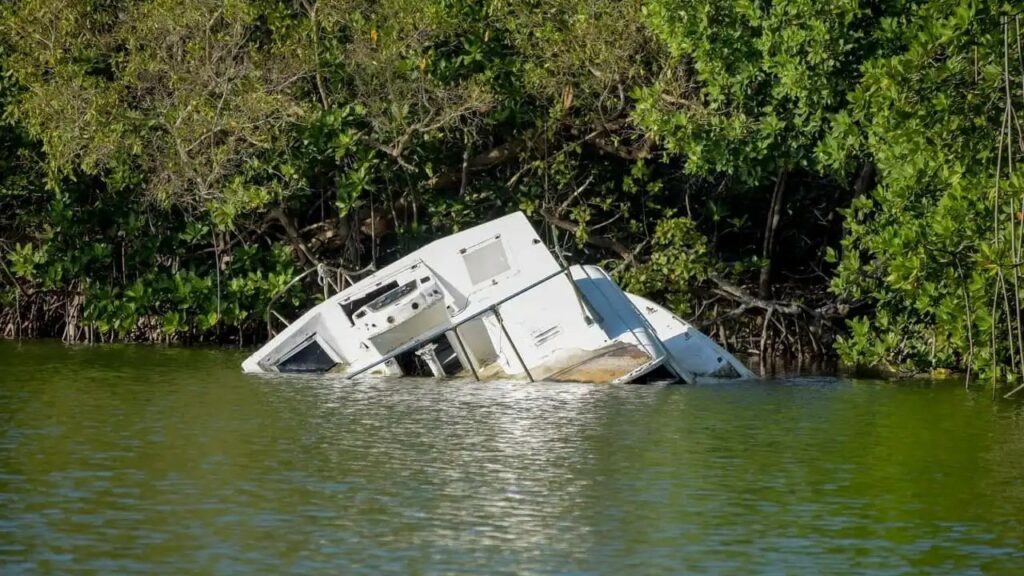 embarcaciones abandonadas en la Laguna Nichupté