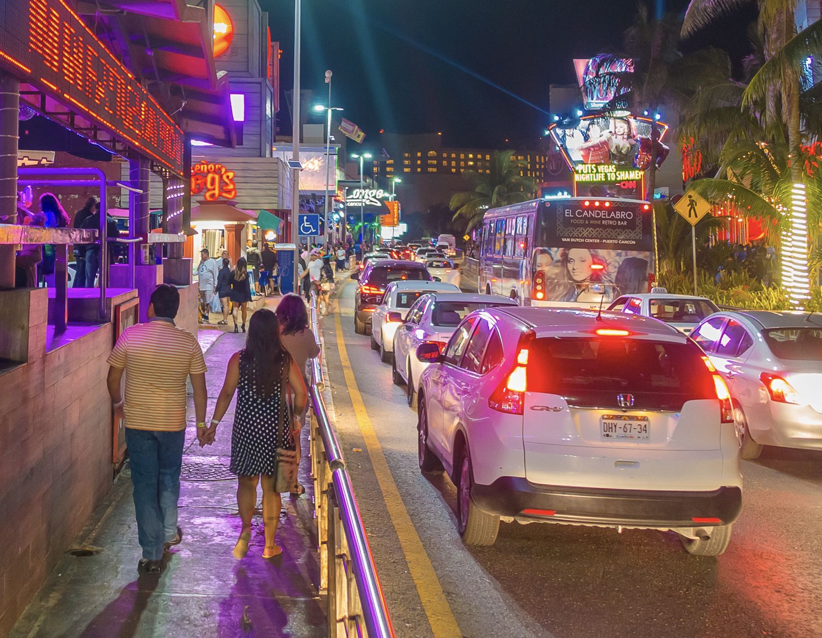 Turistas caminando en la zona hotelera de Cancún