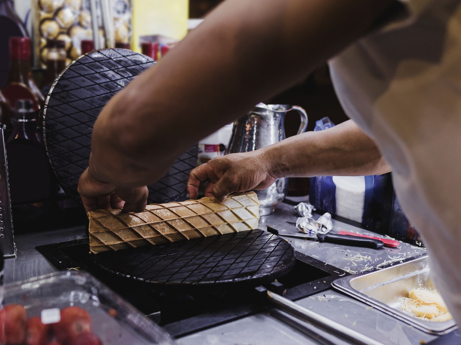 Preparación de marquesitas Postre mexicano tradicional en Yucatán y Cancún