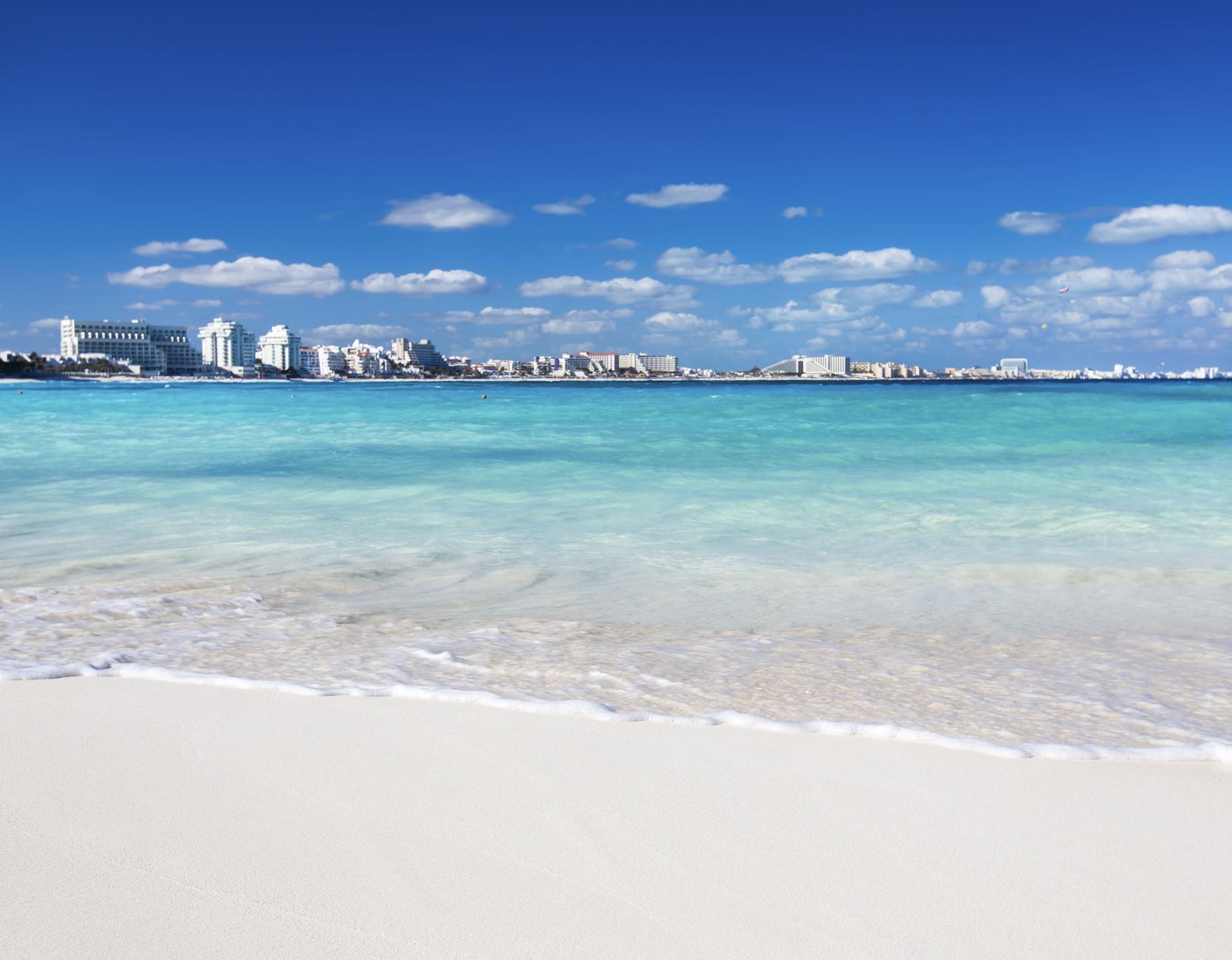 Vista de la zona hotelera de Cancún desde la playa limpia