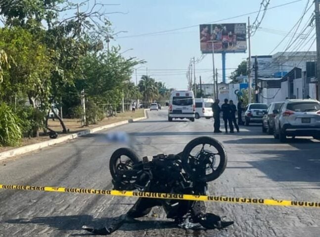 El conductor de Cancún no nota que el automóvil se desacelere para tope matando al pasajero de motocicleta