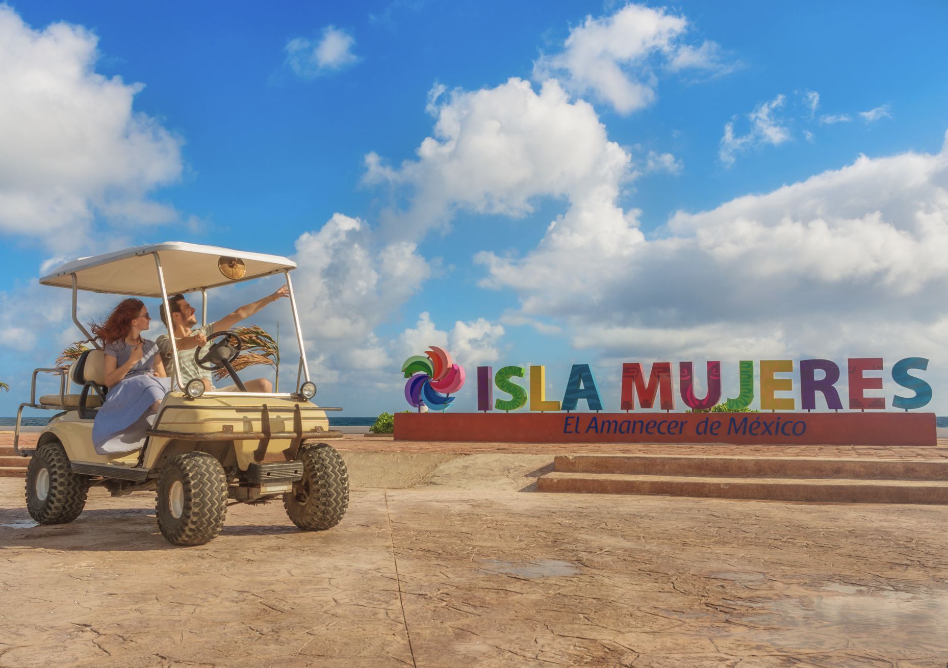 Signo de Isla Mujeres y carrito de golf