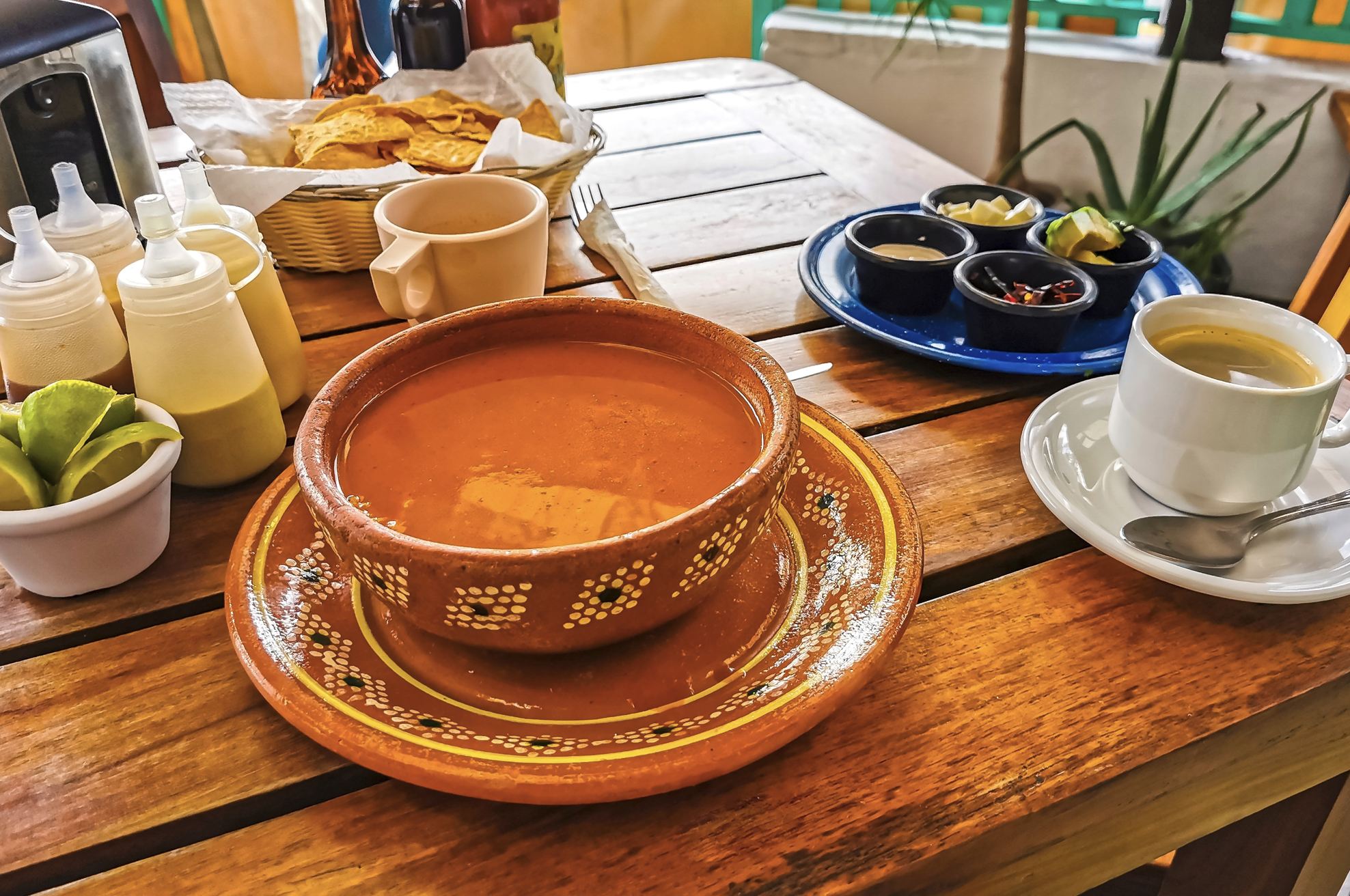 Sopa mexicana en el restaurante en Cancún