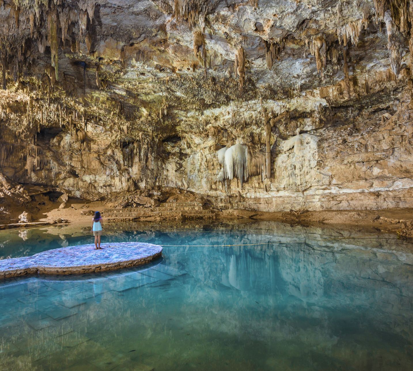 Chica en Cenote Suytun en Valladolid, Yucatán - México