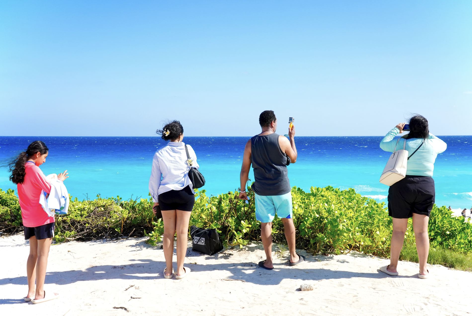 Turistas en Cancún toman fotos