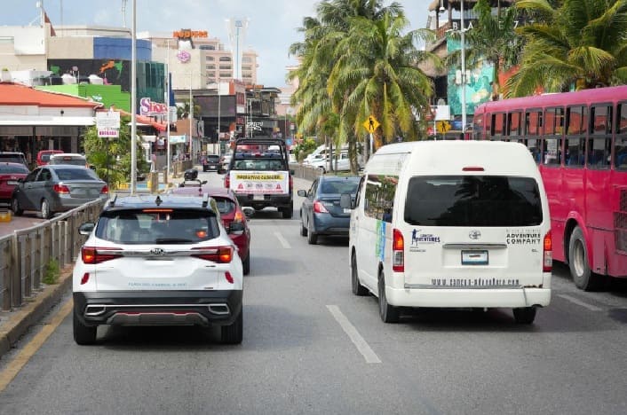 El tránsito de Cancún circula carruseles etiquetados para obligar a los conductores de la ciudad a reducir la velocidad