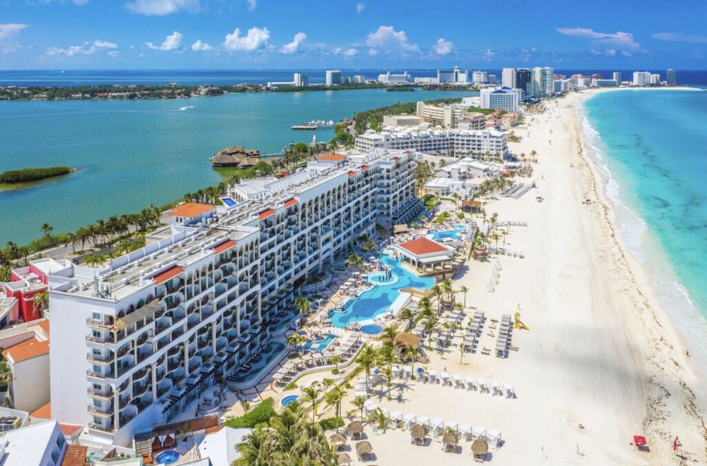 El turismo de Cancún es tan fuerte que ni siquiera Sargassum puede detenerlo, muestra un nuevo informe