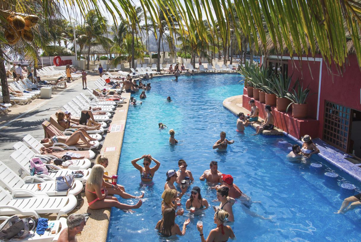 Turistas de Cancún en la piscina