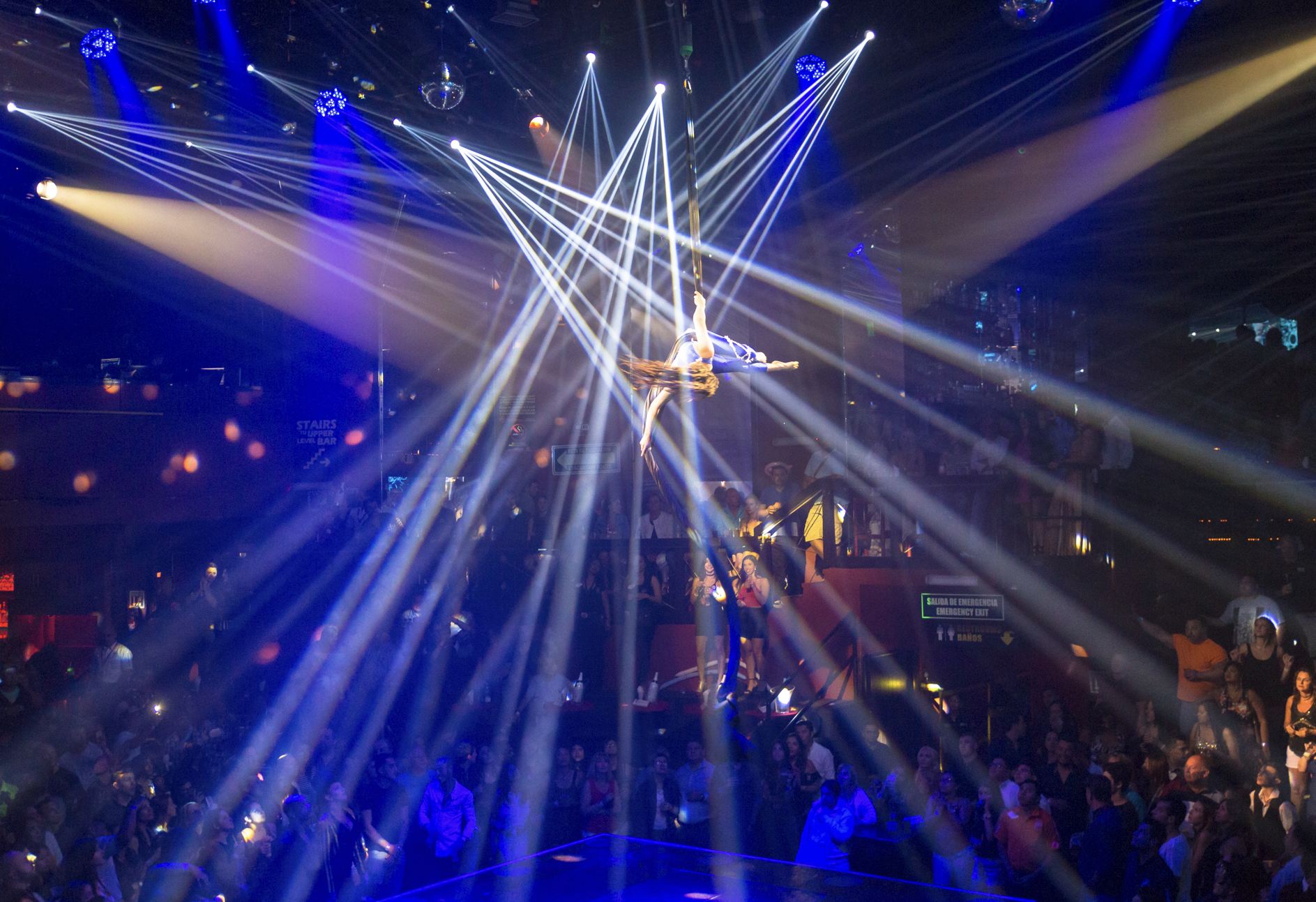 Show de Coco Bongo en el interior