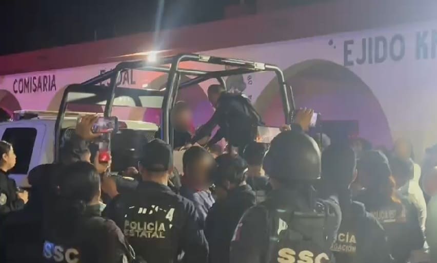 Los residentes enojados sometieron a los agentes de policía municipales que respondieron al informe de abuso