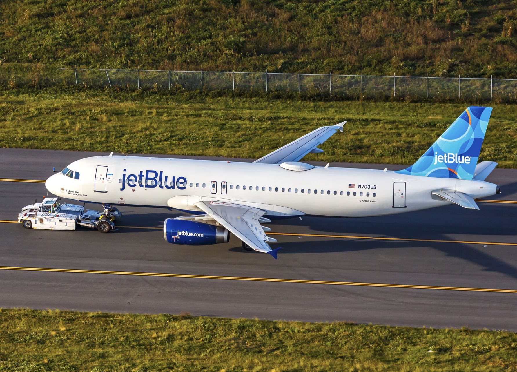 Jetblue Airbus siendo remolcado