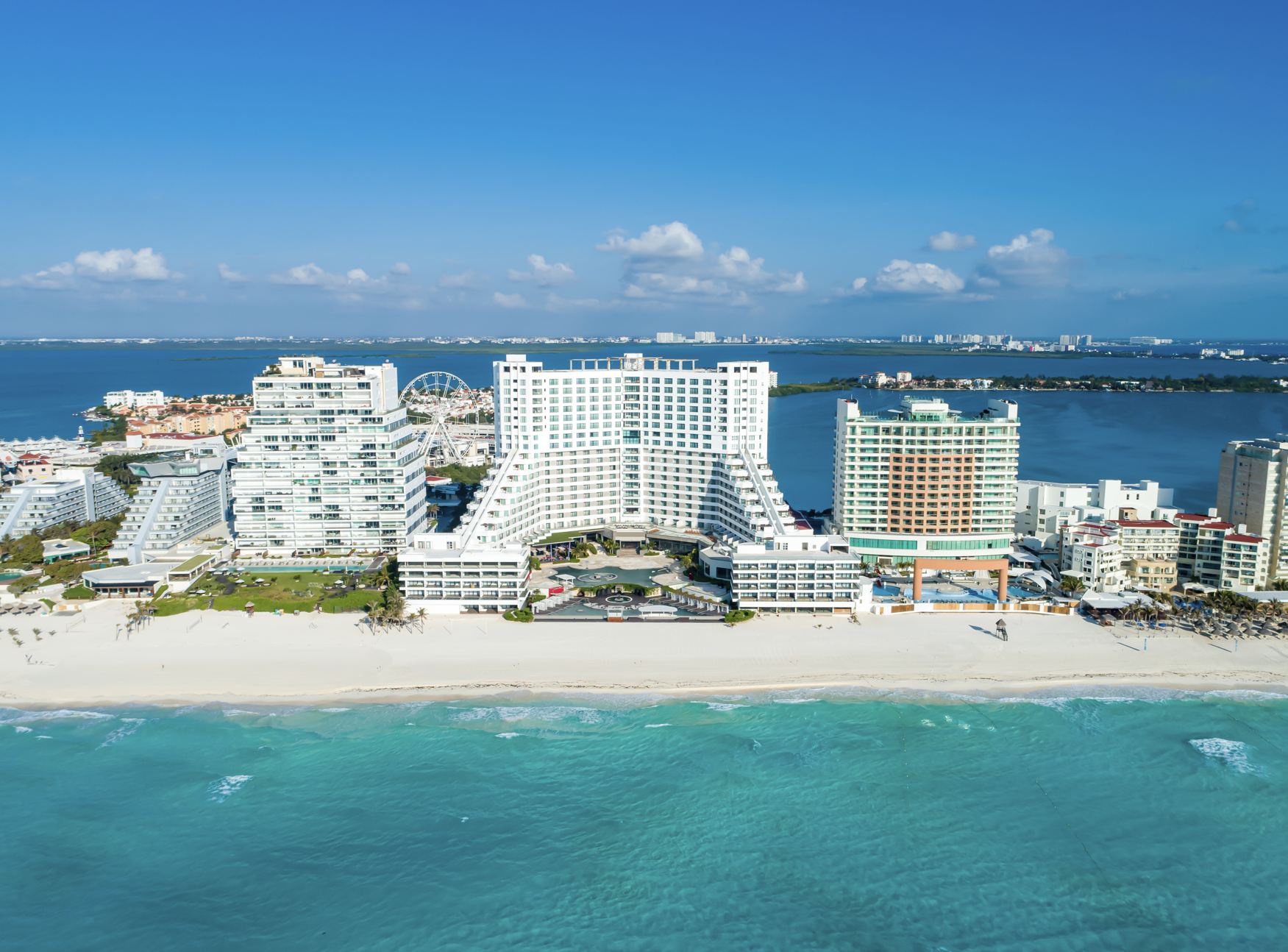 Resorts masivos en Cancún frente a la playa (