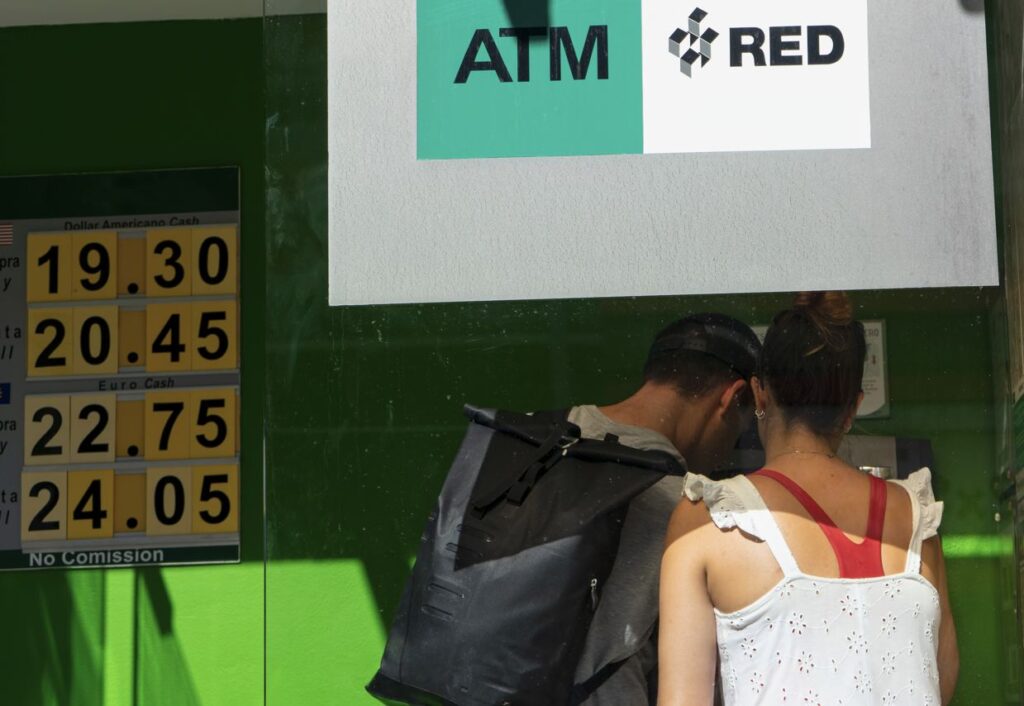 Dónde los viajeros deben cambiar USD a pesos mexicanos para sus vacaciones en Cancún