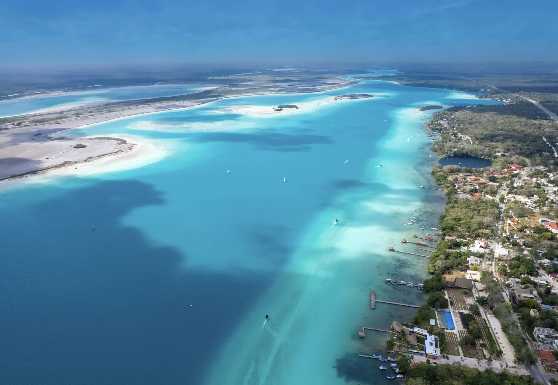 Pueblo y laguna de Bacalar