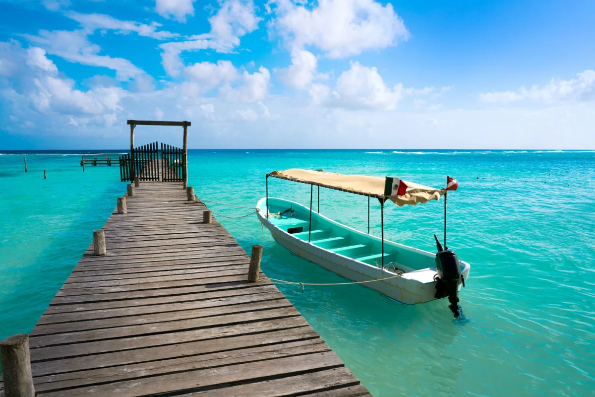 Muelle de playa caribeña en la Costa Maya del México Maya